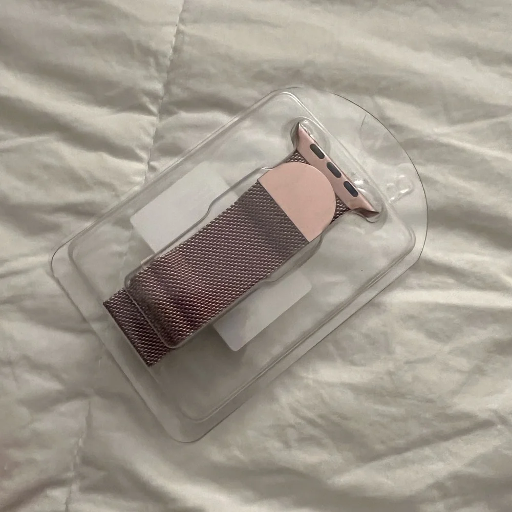 Apple Watch Band: 🎀🌸👙👚👛🩷 (pink for the season!!! Haha)